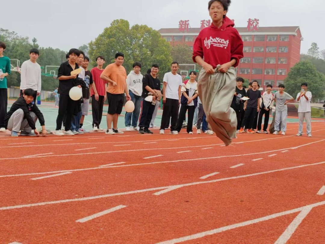 老年人如何安全地进行篮球接球训练?_1
